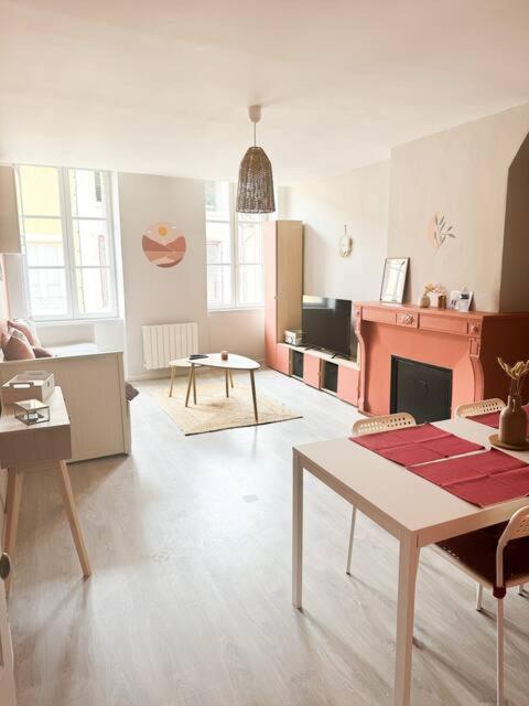 Food And Chill - Deux Appartements Hypercentre - 1 Theme Cinema - By Primo C0Nciergerie Tournus Bagian luar foto